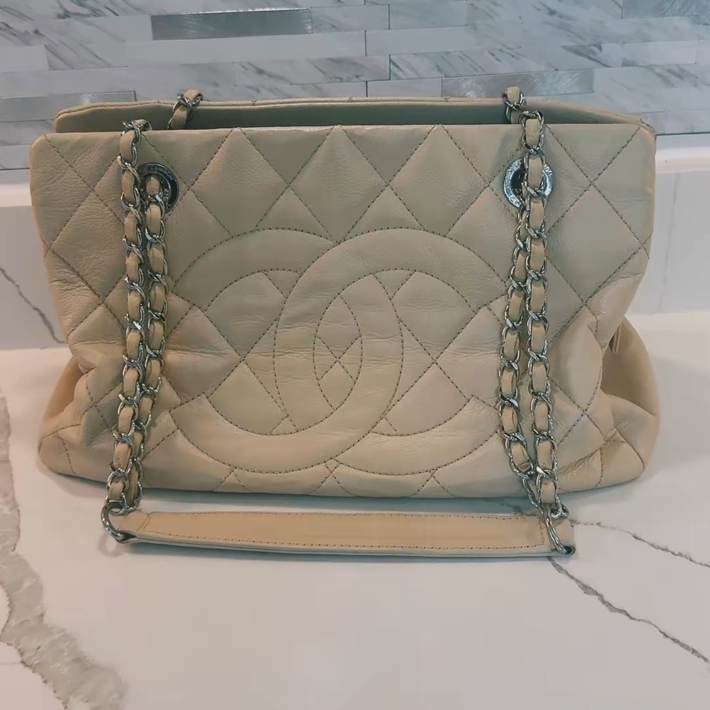 CHANEL Light Beige Quilted Shoulder Bag - Picture 4 of 17
